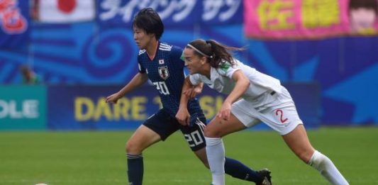 England's defender Anna Patten (R) vies with Japan's midfielder Jun Endo during the Women's U20 World Cup semi-final football match between England and Japan in La Rabine stadium in Vannes, western France on August 20, 2018. (Photo by FRED TANNEAU / AFP)