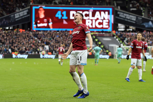 LONDON, ENGLAND - JANUARY 12:  Declan Rice of West Ham United celebrates scoring the winning goal during the Premier League match between West Ham United and Arsenal FC at London Stadium on January 12, 2019 in London, United Kingdom. (Photo by Marc Atkins/Getty Images)
