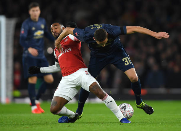LONDON, ENGLAND - JANUARY 25: Nemanja Matic of Manchester United holds off Alexandre Lacazette of Arsenal during the FA Cup Fourth Round match between Arsenal and Manchester United at Emirates Stadium on January 25, 2019 in London, United Kingdom. (Photo by Mike Hewitt/Getty Images)