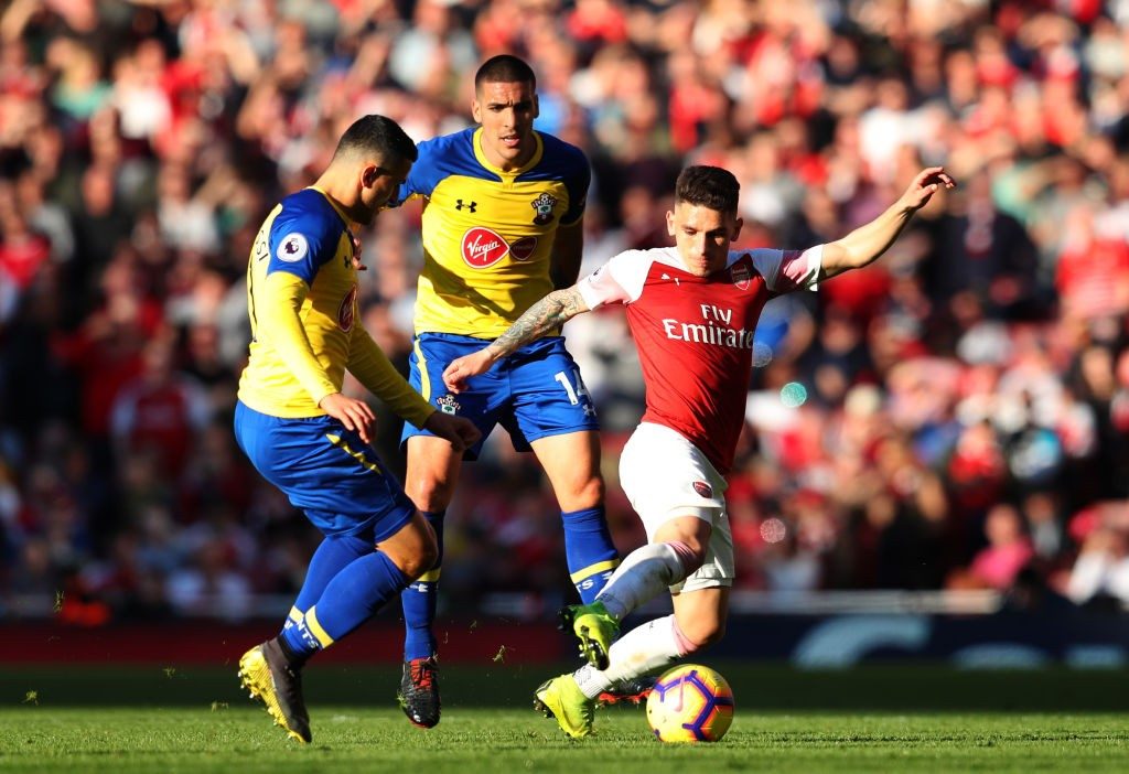 LONDON, ENGLAND - FEBRUARY 24: Lucas Torreira of Arsenal stretches for the ball under pressure from Mohamed Elyounoussi and Oriol Romeu of Southampton during the Premier League match between Arsenal FC and Southampton FC at Emirates Stadium on February 24, 2019 in London, United Kingdom. (Photo by Catherine Ivill/Getty Images)