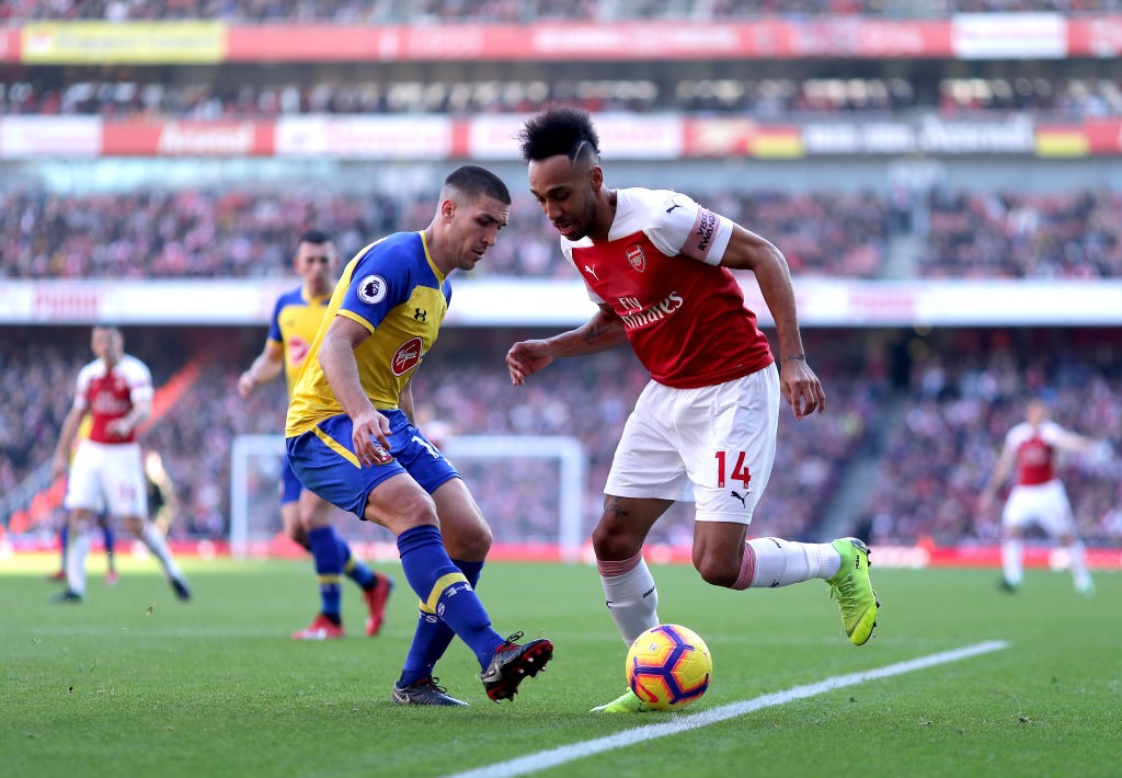 LONDON, ENGLAND: Pierre-Emerick Aubameyang of Arsenal runs with the ball under pressure from Oriol Romeu of Southampton during the Premier League match between Arsenal FC and Southampton FC at Emirates Stadium on February 23, 2019 in London, United Kingdom. (Photo by Richard Heathcote / Getty Images)