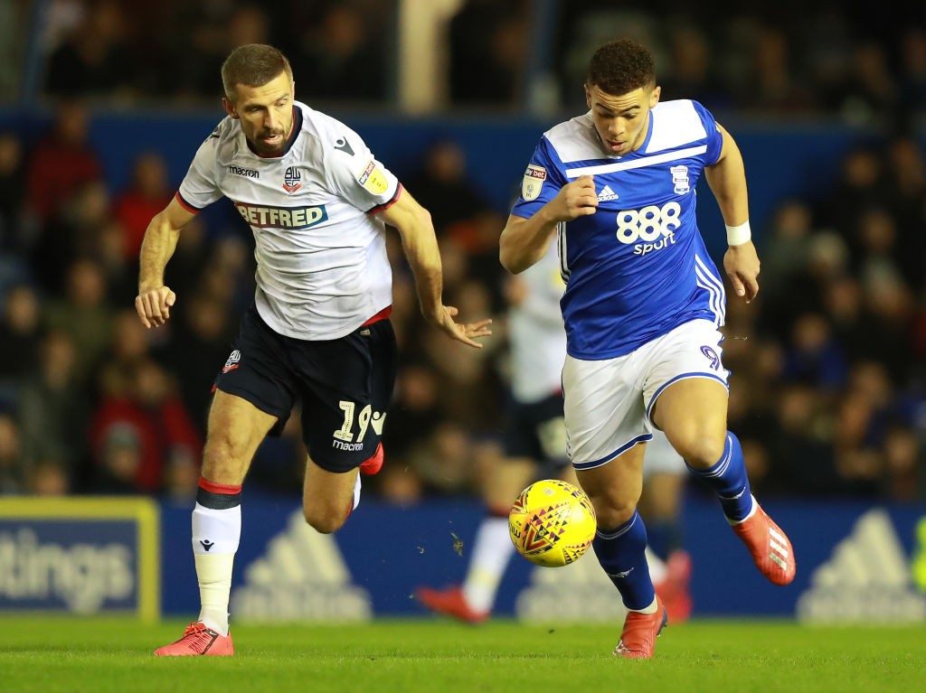 BIRMINGHAM, ENGLAND - FEBRUARY 12: Che Adams of Birmingham City moves away from Gary O'Neil during the Sky Bet Championship match between Birmingham City and Bolton Wanderers at St Andrew's Trillion Trophy Stadium on February 12, 2019 in Birmingham, England. (Photo by David Rogers/Getty Images)