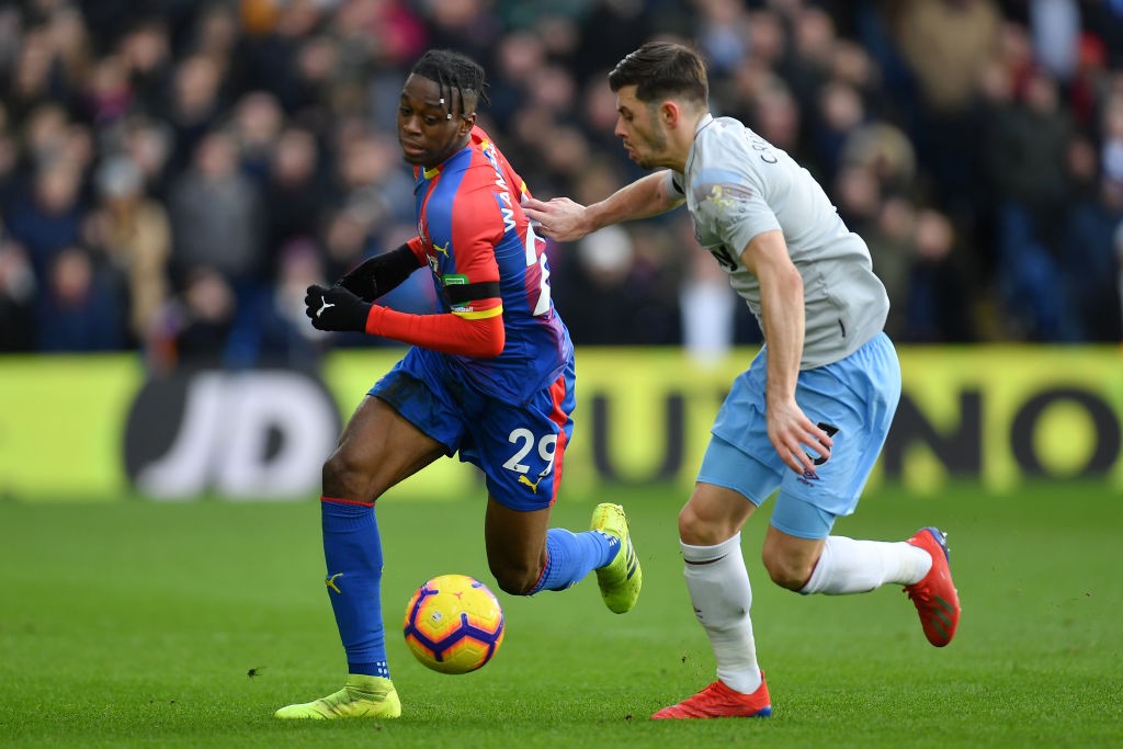 LONDON, ENGLAND - FEBRUARY 09: Aaron Wan-Bissaka of Crystal Palace battles for possession with Aaron Cresswell of West Ham United during the Premier League match between Crystal Palace and West Ham United at Selhurst Park on February 9, 2019 in London, United Kingdom. (Photo by Justin Setterfield/Getty Images)