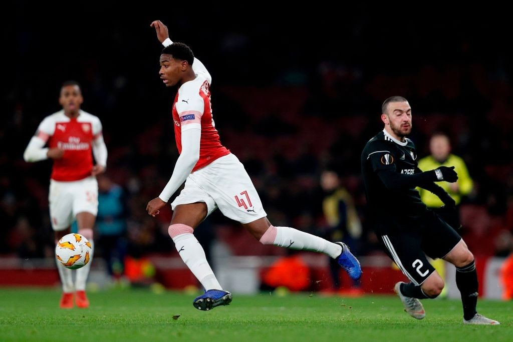 Arsenal's English defender Zech Medley (C) vies with Qarabag's Azerbaijan defender Gara Garayev (R) during their UEFA Europa league Group E football match between Arsenal and FK Qarabag at the Emirates stadium in London on December 13, 2018. (Photo by Adrian DENNIS / AFP / Getty Images)