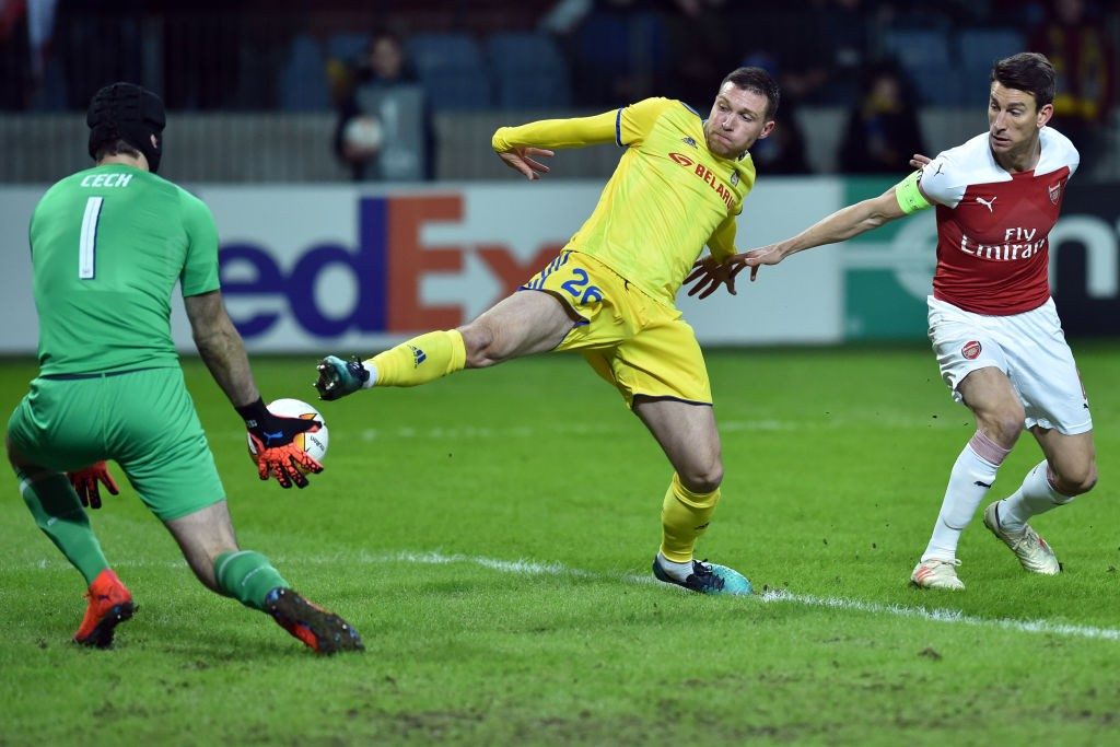 Arsenal's Czech goalkeeper Petr Cech, BATE Borisov's Serbian forward Nemanja Milic and Arsenal's French defender Laurent Koscielny in action during the UEFA Europa League round of 32 first leg football match between FC BATE Borisov and Arsenal FC in Borisov outside Minsk on February 14, 2019. (Photo by Sergei GAPON / AFP / Getty Images)