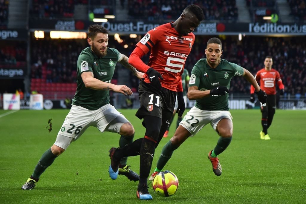 Rennes' Senegalese forward M'Baye Niang (C) vies with Saint-Etienne's French defender Mathieu Debuchy (L) and Saint-Etienne's French forward Kevin Monnet-Paquet (R) during the French L1 football match between Rennes (SRFC) and Saint-Etienne (ASSE), on February 10, 2019, at the Roazhon Park in Rennes, northwestern France. (Photo by JEAN-FRANCOIS MONIER / AFP / Getty Images)