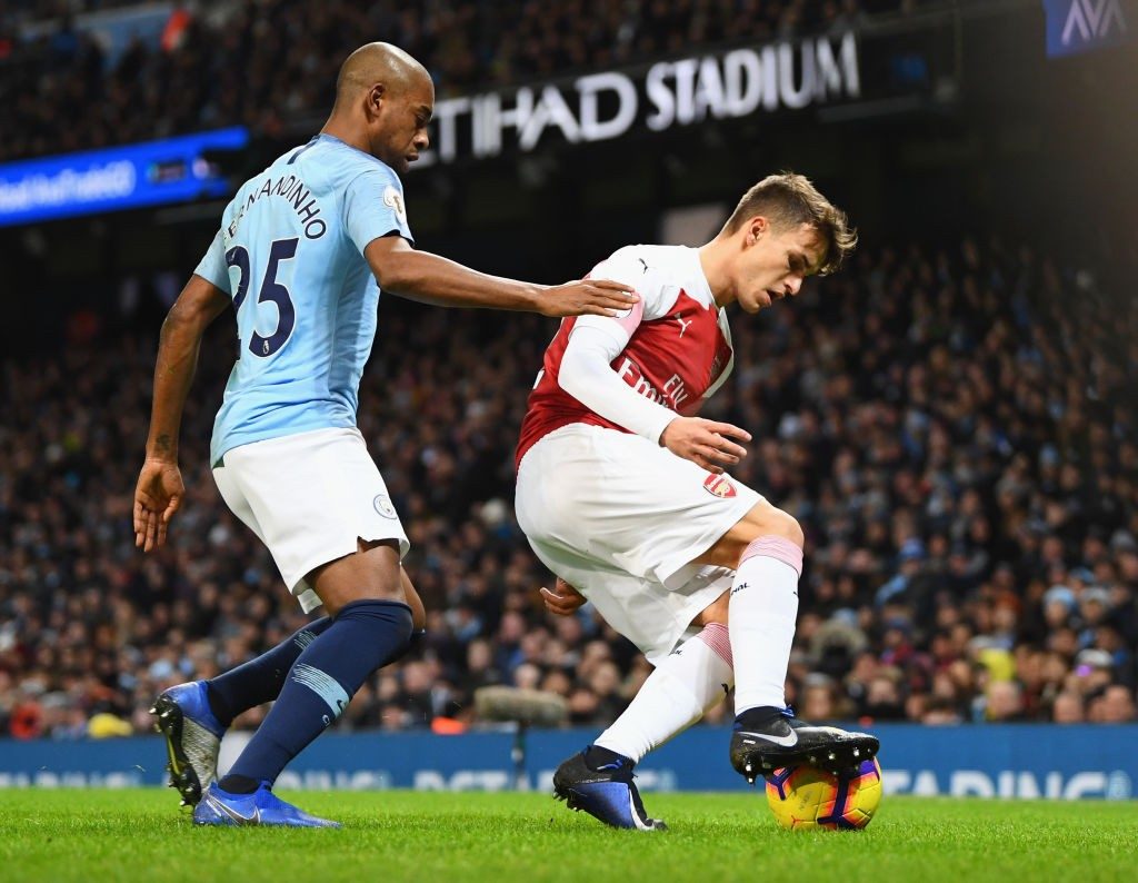 MANCHESTER, ENGLAND - FEBRUARY 03: Denis Suarez of Arsenal shields the ball from Fernandinho of Manchester City during the Premier League match between Manchester City and Arsenal FC at Etihad Stadium on February 3, 2019 in Manchester, United Kingdom. (Photo by Clive Mason/Getty Images)