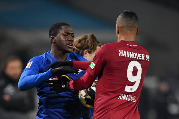 HANOVER, GERMANY - FEBRUARY 01: Ibrahima Konate of RB Leipzig argues with Jonathas de Jesus of Hannover 96 during the Bundesliga match between Hannover 96 and RB Leipzig at HDI-Arena on February 01, 2019 in Hanover, Germany. (Photo by Stuart Franklin/Bongarts/Getty Images)