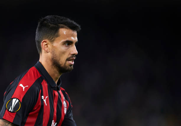SEVILLE, SPAIN - NOVEMBER 08:  Suso of AC Milan gestures during the UEFA Europa League Group F match between Real Betis and AC Milan at Estadio Benito Villamarin on November 8, 2018 in Seville, Spain.  (Photo by Aitor Alcalde/Getty Images)