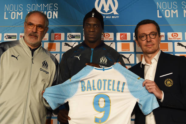 Olympique de Marseille's newly recruited Italian forward Mario Balotelli (C) poses with his new jersey flanked by the club's president Jacques Henry Eyraud (R) and sport director Andoni Zubizareta (L) on January 23, 2019 at the Robert-Louis Dreyfus stadium in the southern port city of Marseille. (Photo by Boris HORVAT / AFP)