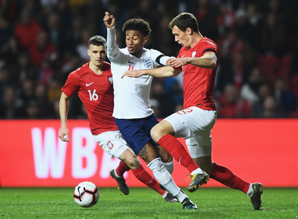 BRISTOL, ENGLAND - MARCH 21: Reiss Nelson of England gets past the tackle from Krystian Bielik and Patryk Dziczek of Poland during the U21 International Friendly match between England and Poland at Ashton Gate on March 21, 2019 in Bristol, England. (Photo by Harry Trump/Getty Images)