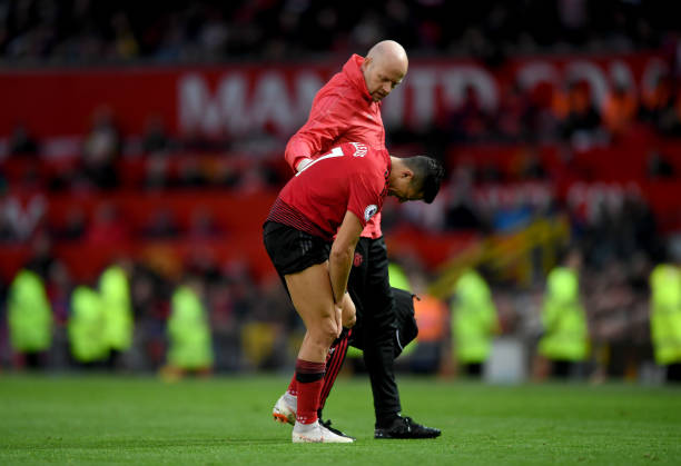 MANCHESTER, ENGLAND - MARCH 02: Alexis Sanchez of Manchester United is forced to leave the pitch with an injury during the Premier League match between Manchester United and Southampton FC at Old Trafford on March 02, 2019 in Manchester, United Kingdom. (Photo by Shaun Botterill/Getty Images)