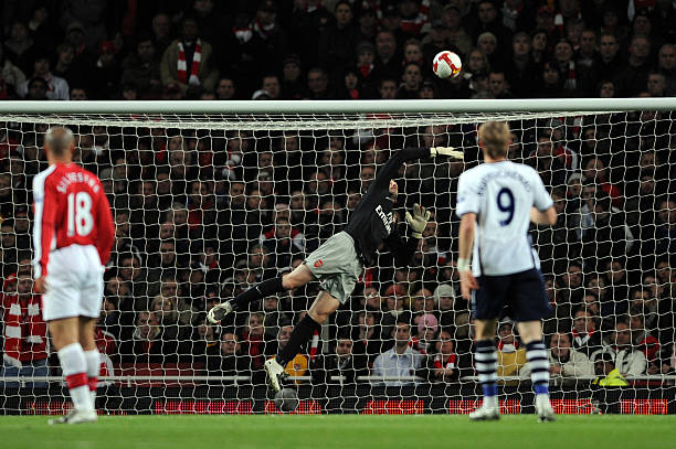 LONDON - OCTOBER 29: Arsenal goalkeeper Manuel Almunia fails to catch the ball as David Bentley of Tottenham Hotspur scores during the Barclays Premier League match between Arsenal and Tottenham Hotspur at the Emirates Stadium on October 29, 2008 in London, England. (Photo by Shaun Botterill/Getty Images)