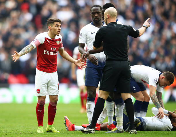 LONDON, ENGLAND - MARCH 02: Lucas Torreira of Arsenal is sent off by referee Anthony Taylor after his challenge on Danny Rose of Tottenham during the Premier League match between Tottenham Hotspur and Arsenal FC at Wembley Stadium on March 02, 2019 in London, United Kingdom. (Photo by Julian Finney/Getty Images)