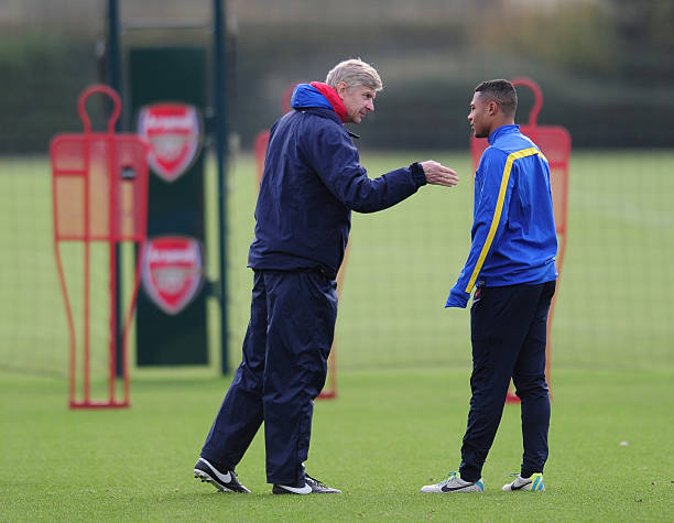 ST ALBANS, ENGLAND - NOVEMBER 25: Arsenal manager Arsene Wenger talks with player Serge Gnabry during a training session at London Colney on November 25, 2013 in St Albans, England. (Photo by Shaun Botterill/Getty Images)