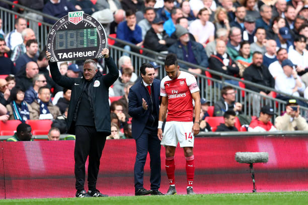 LONDON, ENGLAND - MARCH 02: Unai Emery, Manager of Arsenal talks to Pierre-Emerick Aubameyang of Arsenal before he is substituted on during the Premier League match between Tottenham Hotspur and Arsenal FC at Wembley Stadium on March 02, 2019 in London, United Kingdom. (Photo by Clive Rose/Getty Images)