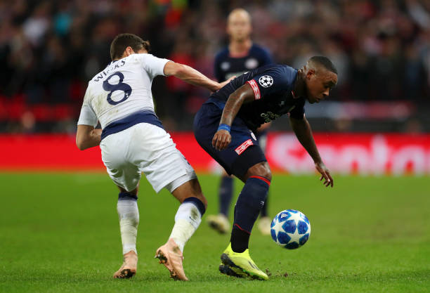 LONDON, ENGLAND - NOVEMBER 06: Steven Bergwijn of PSV Eindhoven is challenged by Harry Winks of Tottenham Hotspur during the Group B match of the UEFA Champions League between Tottenham Hotspur and PSV at Wembley Stadium on November 6, 2018 in London, United Kingdom. (Photo by Catherine Ivill/Getty Images)