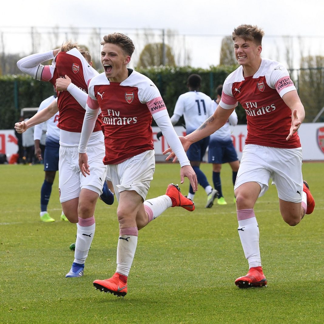Matt Smith (L), Ben Cottrell and Harry Clarke (R) celebrate after the Arsenal u18s' late winner against Tottenham Hotspur (Photo via Twitter / ArsenalAcademy)