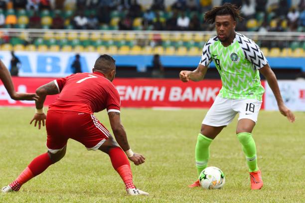 Nigeria's firward Alex Iwobi (R) fights for the ball with Seychelles' forward Gervais  Waye-Hive during the 2019 Africa Cup of Nations qualifier final match between Nigeria and Seychelles, in Asaba, Delta State, on March 22, 2019. (Photo by PIUS UTOMI EKPEI / AFP)
