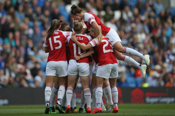 BRIGHTON, ENGLAND - APRIL 28: The Arsenal Women players celebrate  Vivianne Miedema's opening goal during the WSL match between Brighton and Hove Albion Women and Arsenal Women at Amex Stadium on April 28, 2019 in Brighton, England.  (Photo by Steve Bardens/Getty Images)
