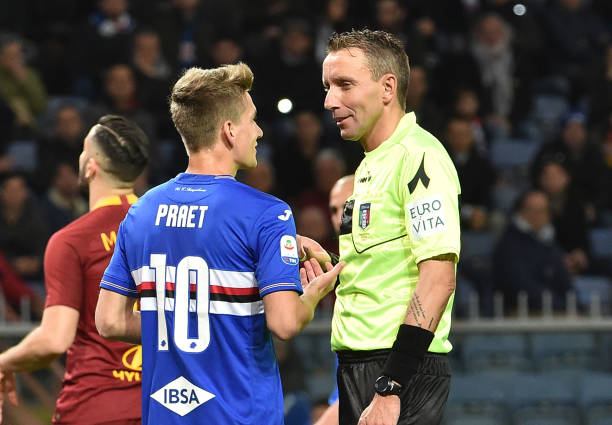 GENOA, ITALY - APRIL 06: Dennis Praet of UC Sampdoria and referee Mazzoleni talk during the Serie A match between UC Sampdoria and AS Roma at Stadio Luigi Ferraris on April 6, 2019 in Genoa, Italy. (Photo by Paolo Rattini/Getty Images)