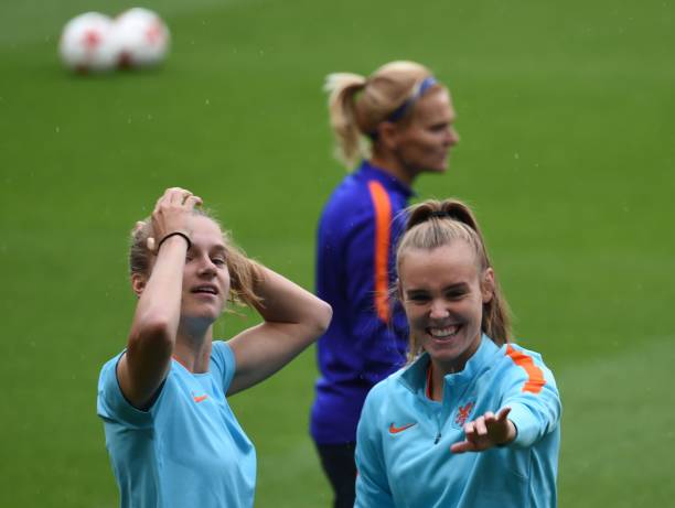 Netherlands' Vivianne Miedema (L) and Jill Roord (R) attend a training session at FC Twente stadium in Enschede, on August 2, 2017 on the eve of the UEFA Women's Euro 2017 football match between Netherlands and England.  / AFP PHOTO / DANIEL MIHAILESCU