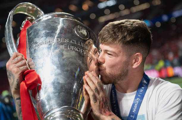 MADRID, SPAIN - JUNE 01: Alberto Moreno of Liverpool celebrates with the Champions League Trophy after winning the UEFA Champions League Final between Tottenham Hotspur and Liverpool at Estadio Wanda Metropolitano on June 01, 2019 in Madrid, Spain. (Photo by Matthias Hangst/Getty Images)