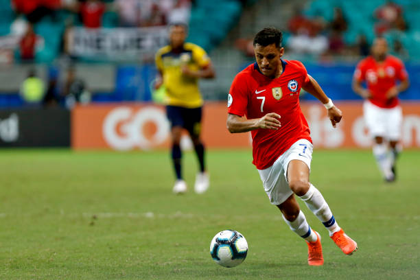 SALVADOR, BRAZIL - JUNE 21: Alexis Sanchez of Chile drives the ball during the Copa America Brazil 2019 group C match between Ecuador and Chile at Arena Fonte Nova Stadium on June 21, 2019 in Salvador, Brazil. (Photo by Felipe Oliveira/Getty Images)