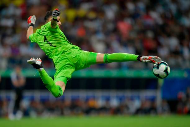TOPSHOT - Colombia's goalkeeper David Ospina stretches for the ball during the Copa America football tournament group match against Argentina at the Fonte Nova Arena in Salvador, Brazil, on June 15, 2019. (Photo by Raul ARBOLEDA / AFP)        