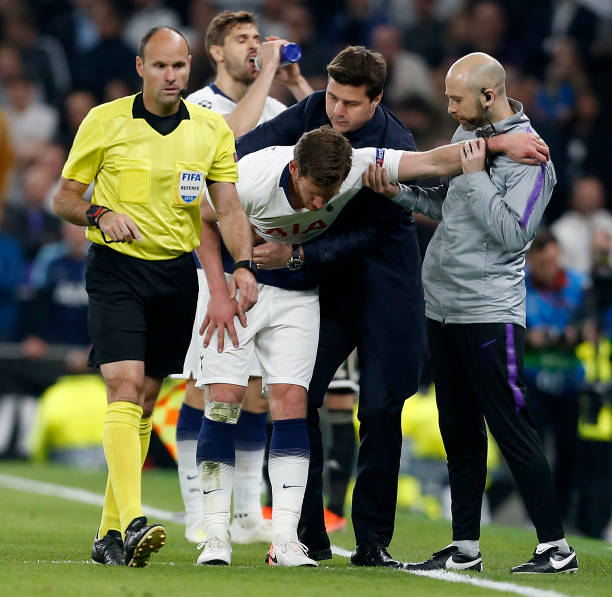 Tottenham Hotspur's Argentinian head coach Mauricio Pochettino (2R) helps Tottenham Hotspur's Belgian defender Jan Vertonghen (C) as he leaves the pitch injured during the UEFA Champions League semi-final first leg football match between Tottenham Hotspur and Ajax at the Tottenham Hotspur Stadium in north London, on April 30, 2019. (Photo by Ian KINGTON / IKIMAGES / AFP)   