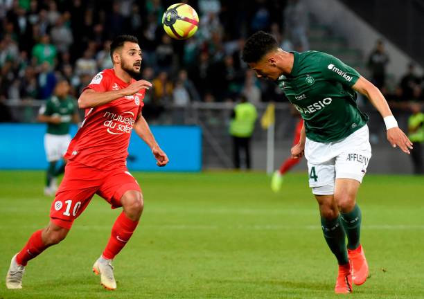 Montpellier's French forward Andy Delfort (L) vies with Saint-Etienne's French forward William Saliba (R) during the French L1 football match between Saint-Etienne (ASSE) and Montpellier (MHSC) on May 10, 2019, at the Geoffroy Guichard Stadium in Saint-Etienne, central France. (Photo by JEAN-PHILIPPE KSIAZEK / AFP)