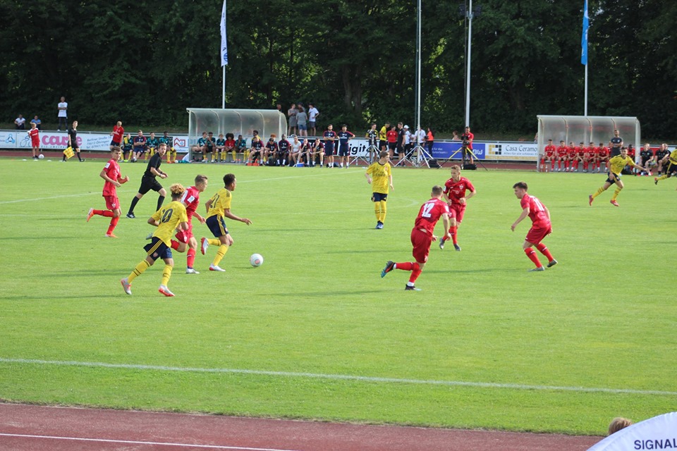 Arsenal playing in the u17 Bundesliga Cup against VfB Stuttgart (Photo via Facebook / u17-Bundesliga Cup)