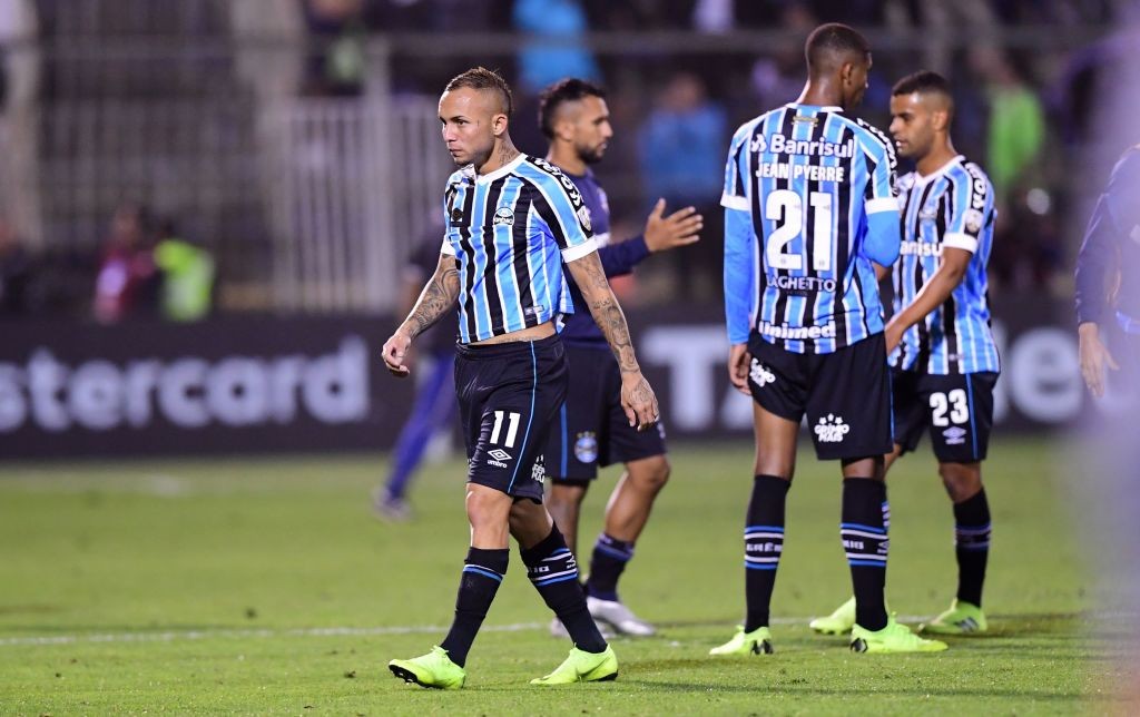 Brazil's Gremio footballer Everton Soares (L) leaves the field in dejection after a Copa Libertadores football match against Chilean Universidad Catolica at the San Carlos de Apoquindo Stadium in Santiago, on April 04, 2019. (Photo by MARTIN BERNETTI / AFP)