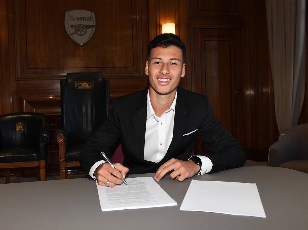 Gabriel Martinelli signs his contract for Arsenal. Highbury House Boardroom. Emirates Stadium, 27/6/19. Credit : Arsenal Football Club / David Price.