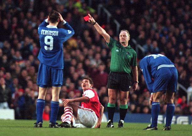 14 JAN 1995: REFEREE ROBBIE HART SHOWS THE RED CARD TO DUNCAN FERGUSON OF EVERTON FOR TRIPPING JOHN JENSEN OF ARSENAL IN THE PREMIER LEAGUE MATCH AT HIGHBURY. FERGUSON WAS SENT OFF FOR DANGEROUS PLAY. Mandatory Credit: Mike Hewitt/ALLSPORT