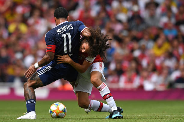 Lyon's Dutch striker Memphis Depay (L) vies with Arsenal's French midfielder Matteo Guendouzi (R) during the pre-season friendly football match for the Emirates Cup between Arsenal and Lyon at The Emirates Stadium in north London on July 28, 2019. (Photo by Ben STANSALL / AFP)