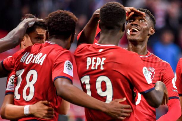 Lille's Ivorian forward Nicolas Pepe (C) celebrates with teammates during the French L1 football match between Lille and Metz on April 28 2018 at the Pierre Mauroy Stadium in Villeneuve-d'Ascq, northern France. (Photo by Philippe HUGUEN / AFP)