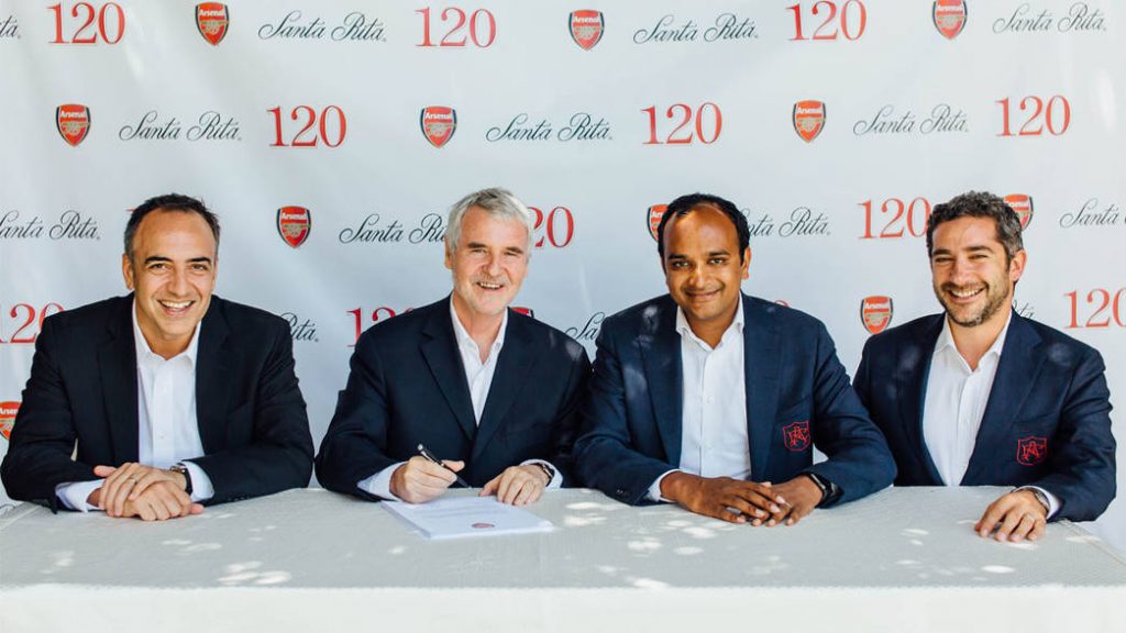 Santa Rita and Arsenal agreeing an extension on their commercial partnership (Photo via Arsenal.com)