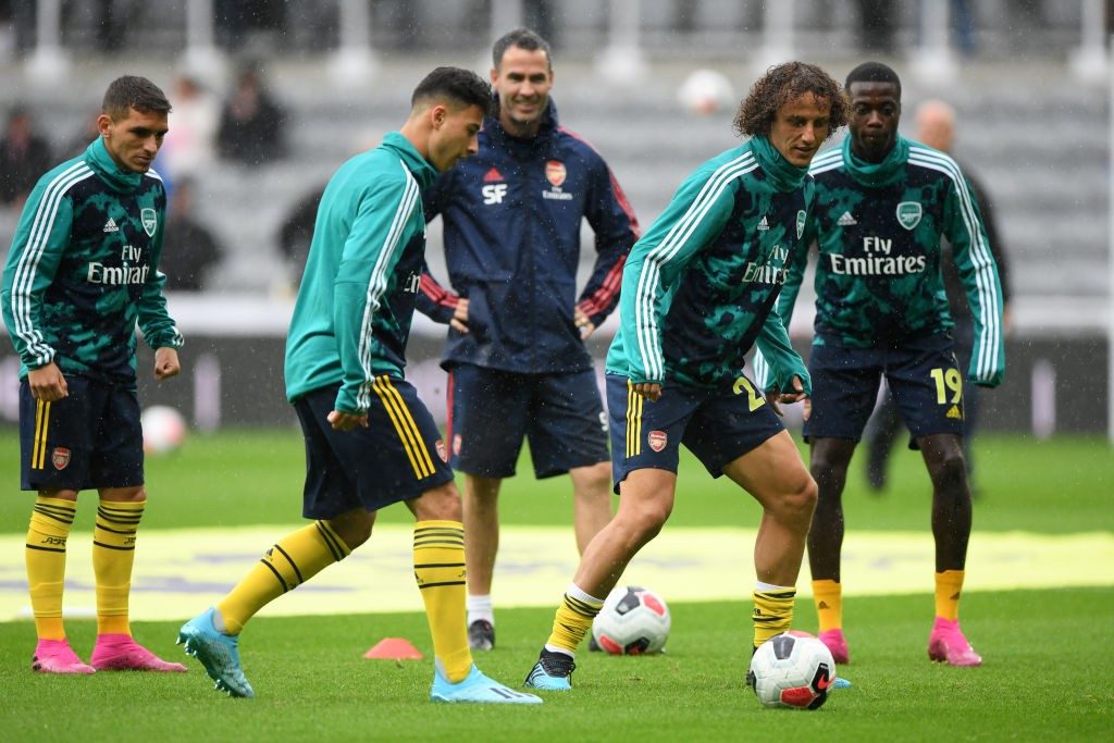 NEWCASTLE UPON TYNE, ENGLAND - AUGUST 11: David Luiz of Arsenal warms up with team mates Lucas Torreira, Gabriel Martinelli and Nicolas Pepe ahead of the Premier League match between Newcastle United and Arsenal FC at St. James Park on August 11, 2019, in Newcastle upon Tyne, United Kingdom. (Photo by Stu Forster/Getty Images)