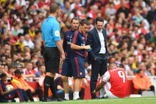 LONDON, ENGLAND - JULY 28: Alexandre Lacazette lies injured as Arsenal manager Unai Emery looks on during the Emirates Cup match between Arsenal and Olympique Lyonnais at the Emirates Stadium on July 28, 2019 in London, England. (Photo by Michael Regan/Getty Images)