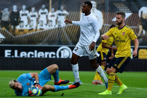 Angers' French midfielder Jeff Reine Adelaide (C) vies for the ball with Arsenal's Argentinian goalkeeper Emiliano Martinez (L) during the International friendly football match between Angers SCO and Arsenal FC, at the Raymond-Kopa Stadium, in Angers, northwestern France, on July 31, 2019. (Photo by JEAN-FRANCOIS MONIER / AFP)  