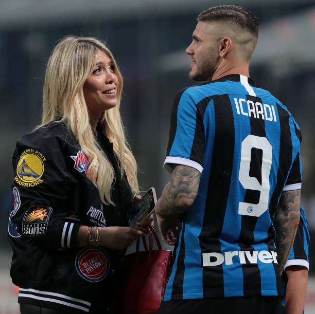 MILAN, ITALY - MAY 26:  Mauro Emanuel Icardi of FC Internazionale speaks with his wife Wanda Nara at the end of the Serie A match between FC Internazionale and Empoli FC at Stadio Giuseppe Meazza on May 26, 2019 in Milan, Italy.  (Photo by Emilio Andreoli/Getty Images)