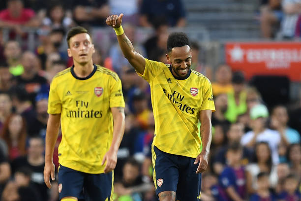 BARCELONA, SPAIN - AUGUST 04: Pierre-Emerick Aubameyang of Arsenal celebrates with his tem mate Mesut Ozil after scoring his team's first goalduring the Joan Gamper trophy friendly match between FC Barcelona and Arsenal at Nou Camp on August 04, 2019 in Barcelona, Spain. (Photo by David Ramos/Getty Images)