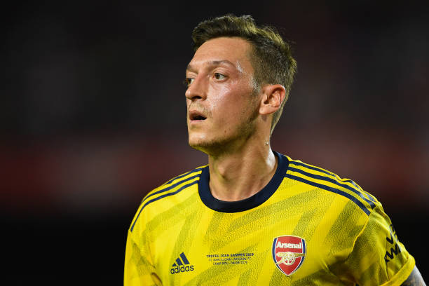 BARCELONA, SPAIN - AUGUST 04: Mesut Ozil of Arsenal looks on during the Joan Gamper trophy friendly match between FC Barcelona and Arsenal at Nou Camp on August 04, 2019 in Barcelona, Spain. (Photo by David Ramos/Getty Images)