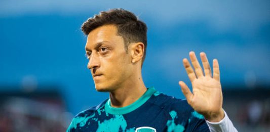 COMMERCE CITY, CO - JULY 15: Mesut Oezil #10 of Arsenal waves to fans during the second half against the Colorado Rapids at Dick's Sporting Goods Park on July 15, 2019 in Commerce City, Colorado. (Photo by Timothy Nwachukwu/Getty Images)