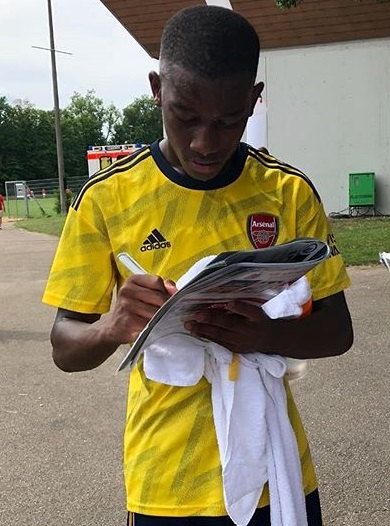 Khayon Edwards signing autographs at the recent u17 Bundesliga Cup (Photo via Instagram)