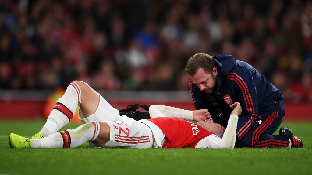 LONDON, ENGLAND - SEPTEMBER 24: Medical staff treat Emile Smith Rowe of Arsenal during the Carabao Cup Third Round match between Arsenal FC and Nottingham Forest at Emirates Stadium on September 24, 2019, in London, England. (Photo by Laurence Griffiths/Getty Images)