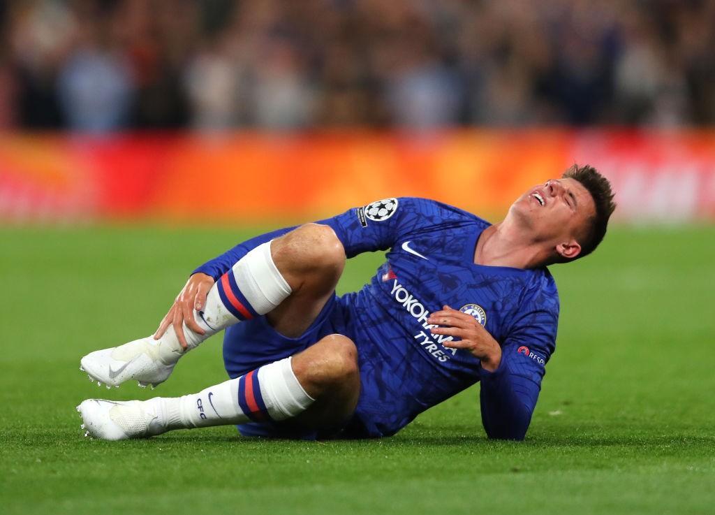 LONDON, ENGLAND - SEPTEMBER 17: Mason Mount of Chelsea is injured during the UEFA Champions League group H match between Chelsea FC and Valencia CF at Stamford Bridge on September 17, 2019, in London, United Kingdom. (Photo by Richard Heathcote / Getty Images)
