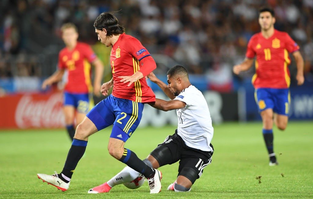 Germany's midfielder Serge Gnabry (R) and Spain's defender Hector Bellerin vie for the ball during the UEFA U-21 European Championship football final match Germany v Spain in Krakow, Poland, on June 30, 2017. / AFP PHOTO / JANEK SKARZYNSKI / Getty Images