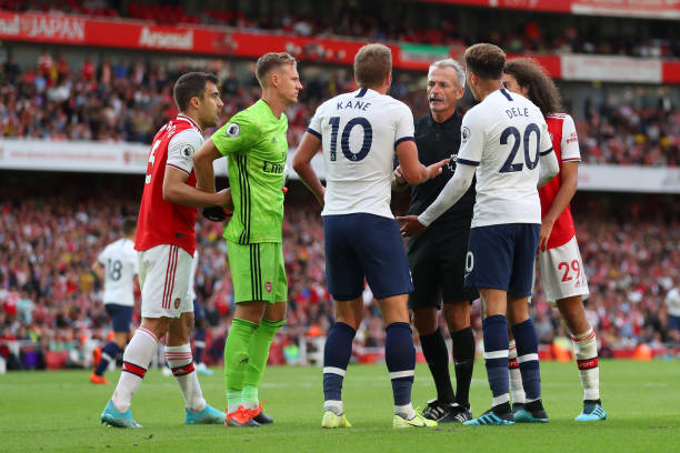LONDON, ENGLAND - SEPTEMBER 01: Harry Kane of Tottenham Hotspur appeals for a penalty to match referee Martin Atkinson after going down in the box from a challenge by Sokratis Papastathopoulos of Arsenal during the Premier League match between Arsenal FC and Tottenham Hotspur at Emirates Stadium on September 01, 2019 in London, United Kingdom. (Photo by Catherine Ivill/Getty Images)